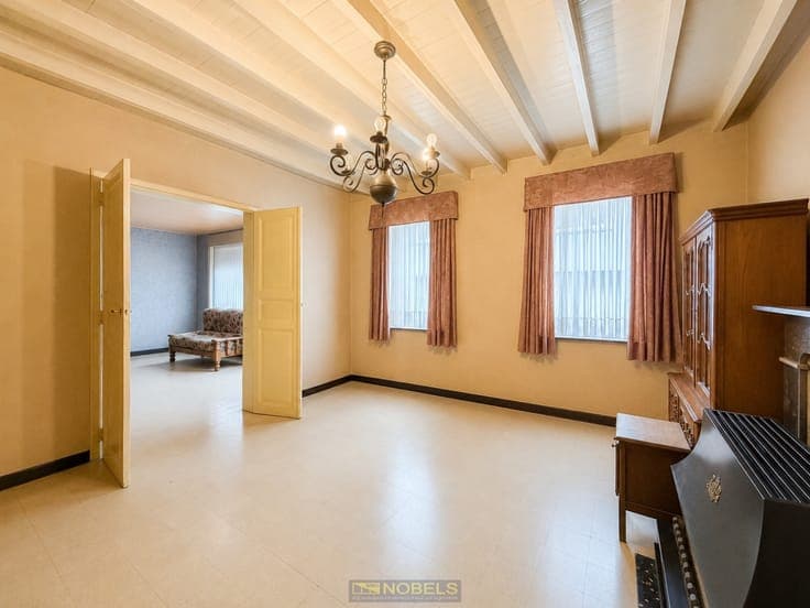 Te koop, ruime gezinswoning met renovatiepotentieel nabij...