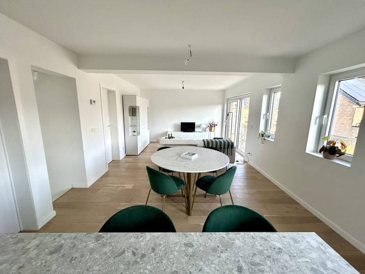 Unique duplex with sunny balcony and south-east facing garde