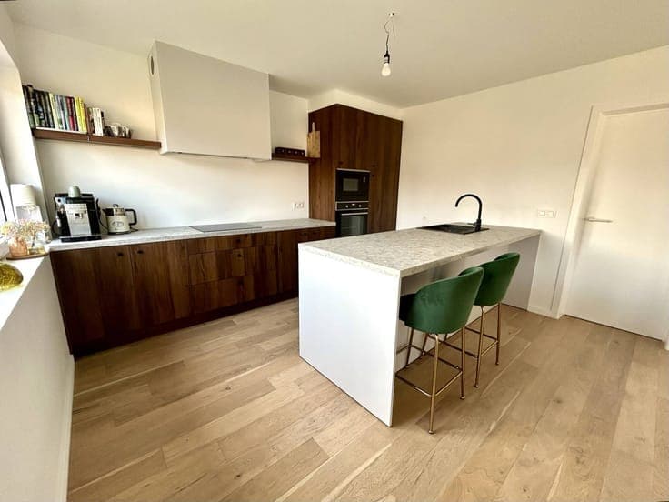 Unique duplex with sunny balcony and south-east facing garde