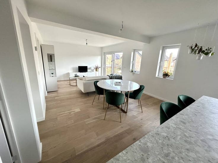 Unique duplex with sunny balcony and south-east facing garde