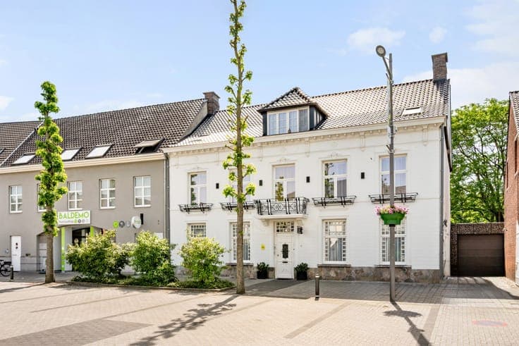 Beautiful mansion with 8 bedrooms on 1,510 m² in Balen