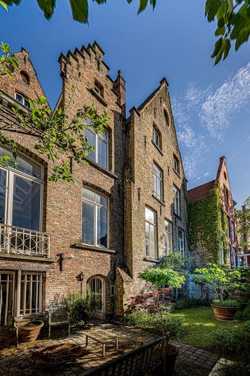 Monumentaal gerestaureerd herenhuis aan de Brugse Reien
