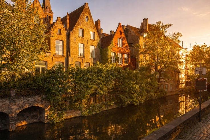 Monumentaal gerestaureerd herenhuis aan de Brugse Reien