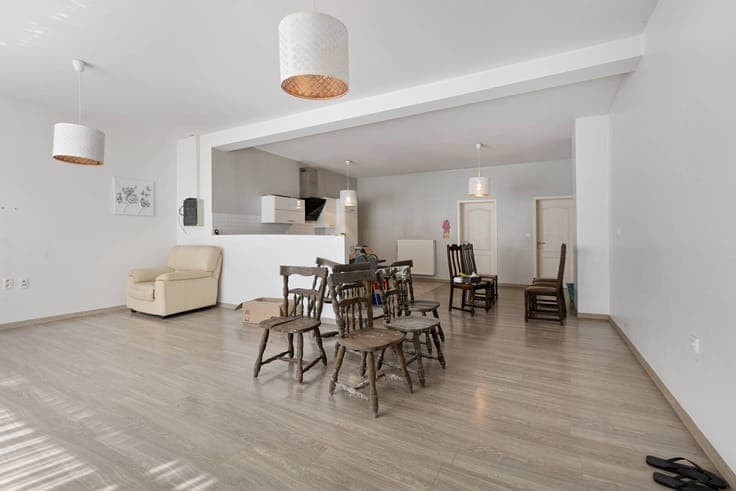 Spacious semi-detached house with 5 bedrooms on a 9a13ca plo