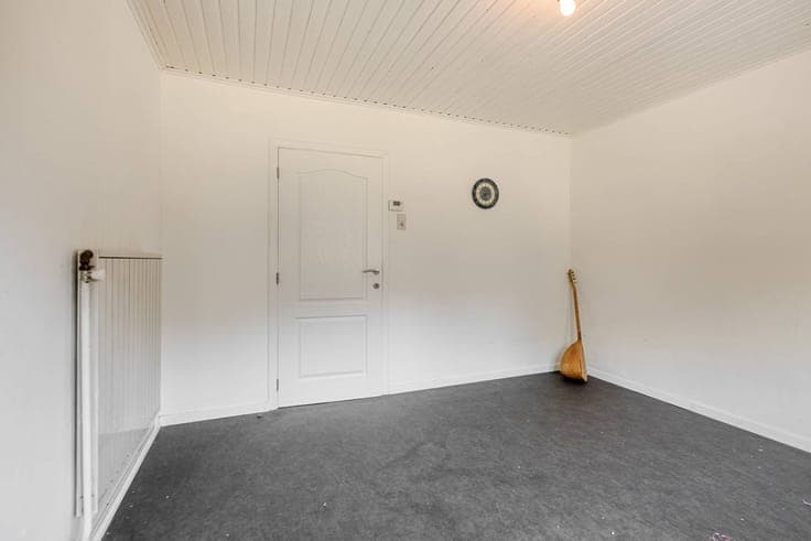 Spacious semi-detached house with 5 bedrooms on a 9a13ca plo