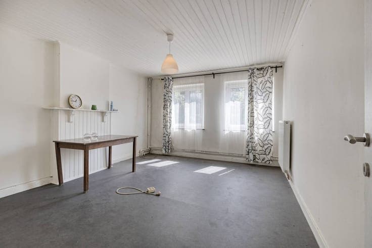 Spacious semi-detached house with 5 bedrooms on a 9a13ca plo