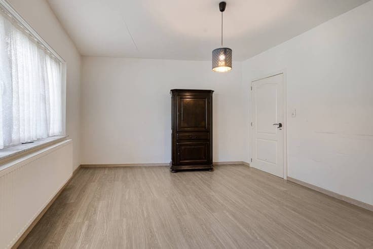 Spacious semi-detached house with 5 bedrooms on a 9a13ca plo