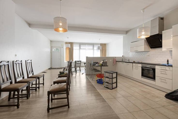 Spacious semi-detached house with 5 bedrooms on a 9a13ca plo