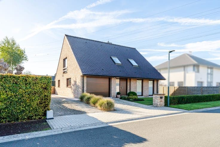 Ruime alleenstaande woning met 3 slaapkamers, garage en z...