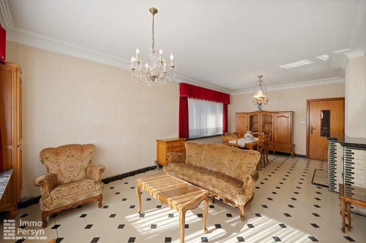 Woning met loods op een commerciële ligging