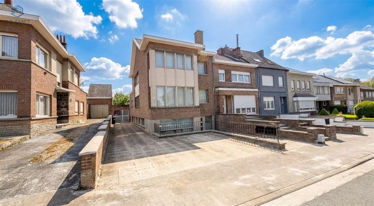 COMMUNITY HOUSE WITH 4 APARTMENTS IN A QUIET TOP LOCATION IN