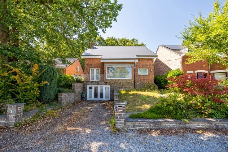 Villa in need of renovation in a residential neighborhood in