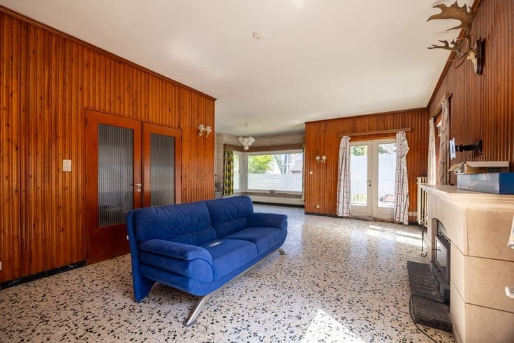 Villa in need of renovation in a residential neighborhood in