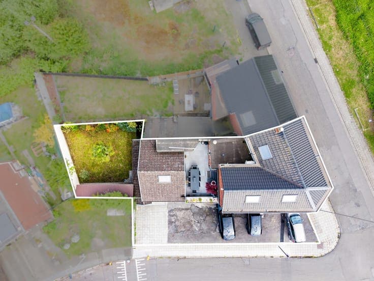 Building with garden, terraces, and garages in Dampremy