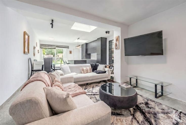 Fully renovated 4-bedroom home with a garden.
