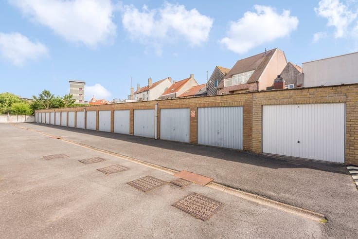 2 complete income-generating properties with 30 garage boxes