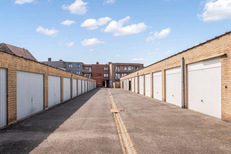 2 complete income-generating properties with 30 garage boxes
