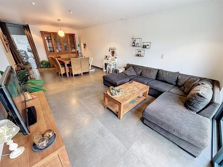 Ready-to-move-in new build house with 3 bedrooms, commercial