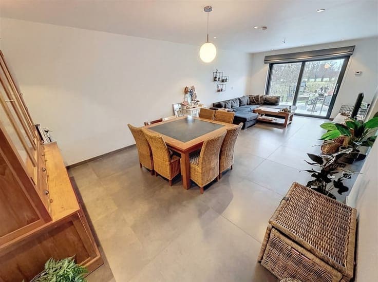 Ready-to-move-in new build house with 3 bedrooms, commercial