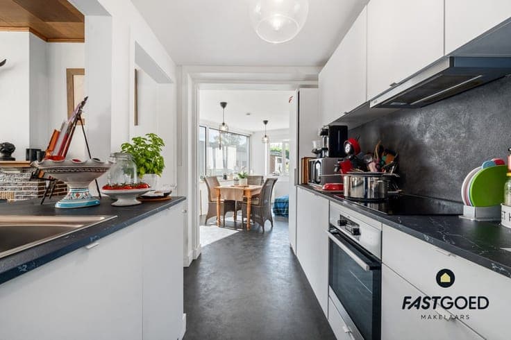 Half open bebouwing met tuin op topligging