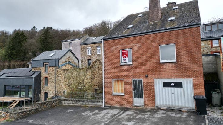 House with garden, garage and parking spaces in Saint-Hubert