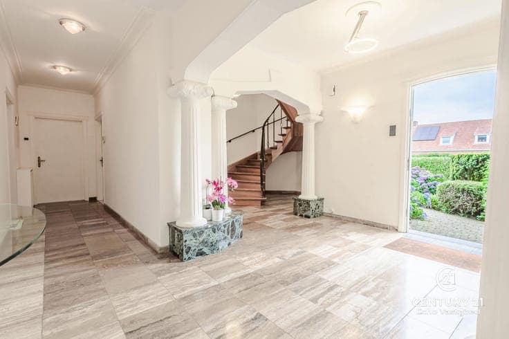 Villa with office, Indoor pool, beautiful garden on 3,172 m²