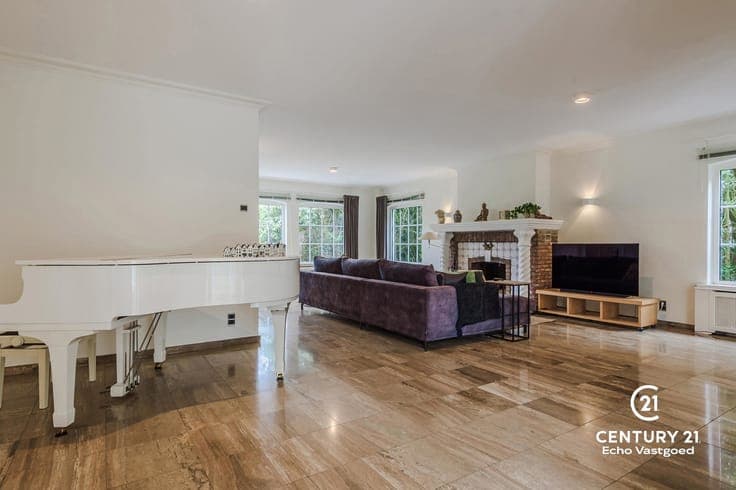 Villa with office, Indoor pool, beautiful garden on 3,172 m²