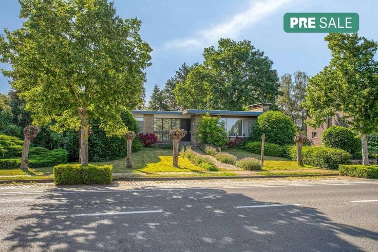 Unique character house on 1,411 m² with many possibilities