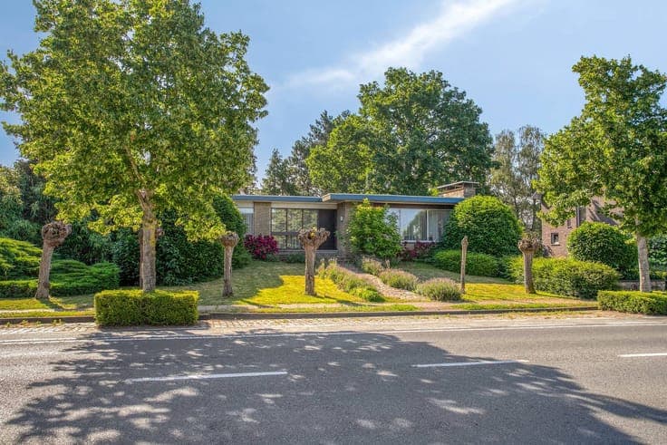 Unique character house on 1,411 m² with many possibilities