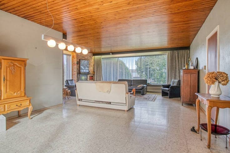 Unique character house on 1,411 m² with many possibilities