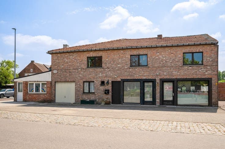 Woonst met 3 slpkrs en handelspand op toplocatie te Schriek