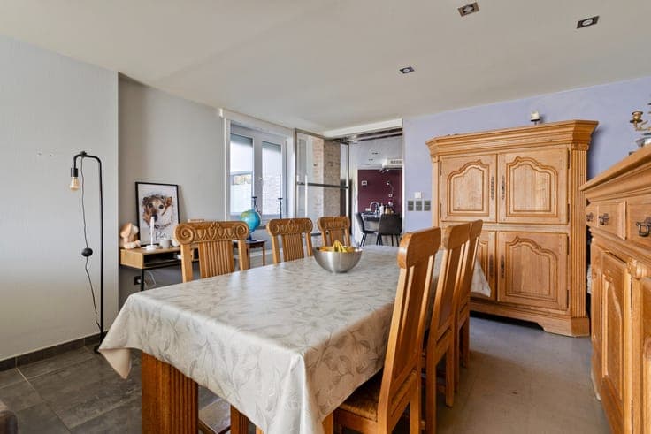 Verrassend ruime woning (4 slaapkamers) met loods , op 98...