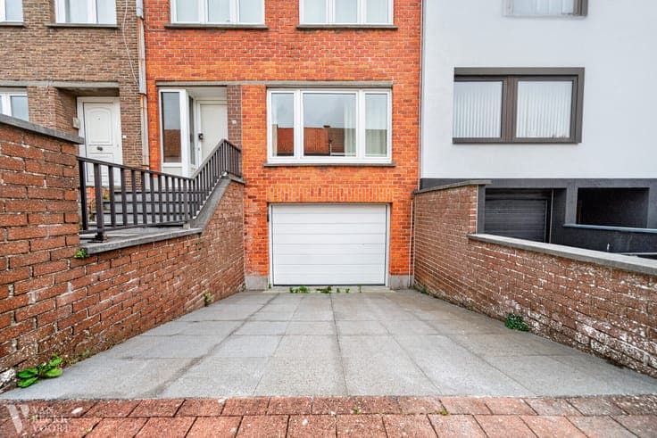 Te renoveren bel-etagewoning met garage