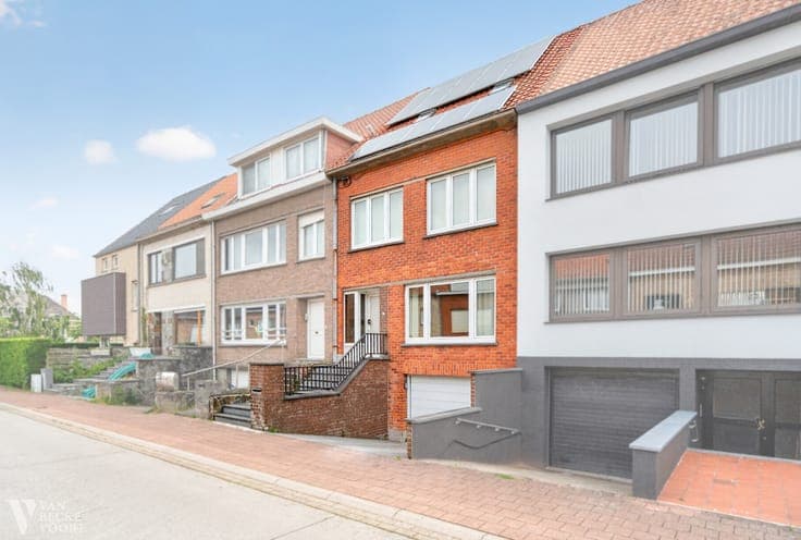 Te renoveren bel-etagewoning met garage