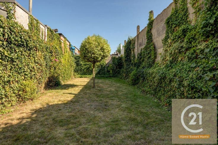 Spacious home with a large yard and 2 parking spaces in Vilv