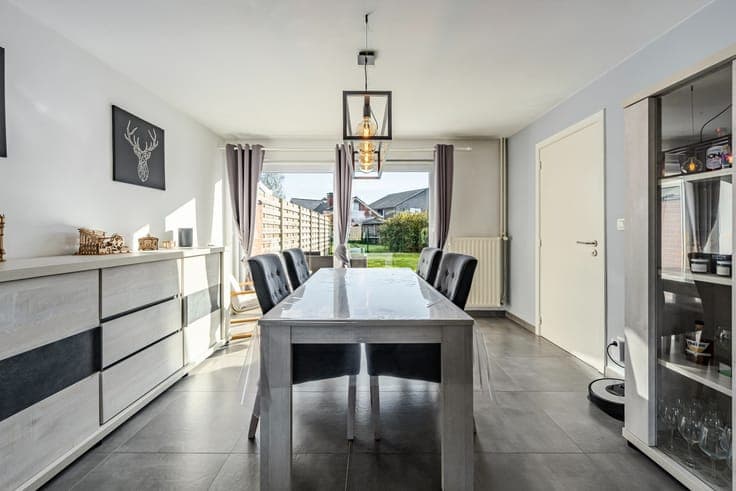 Volledig gerenoveerde en verrassend ruime woning in Sint-...