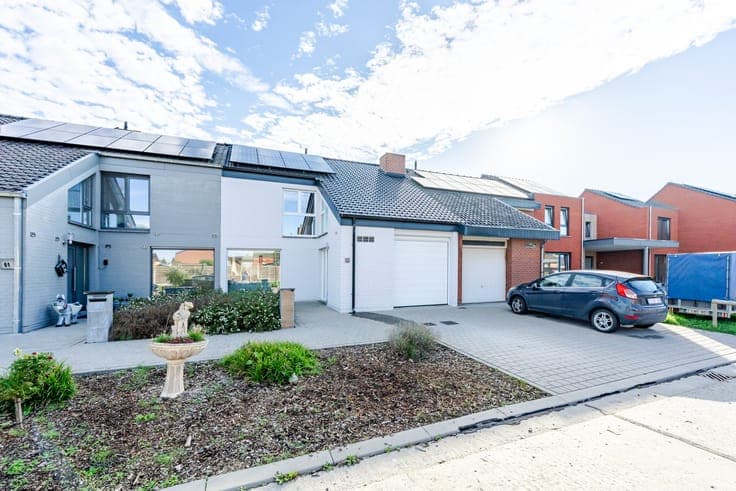 Volledig gerenoveerde en verrassend ruime woning in Sint-...