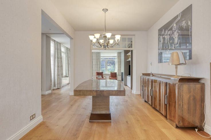 Classy house with 5 bedrooms, 3 bathrooms, garage and spacio