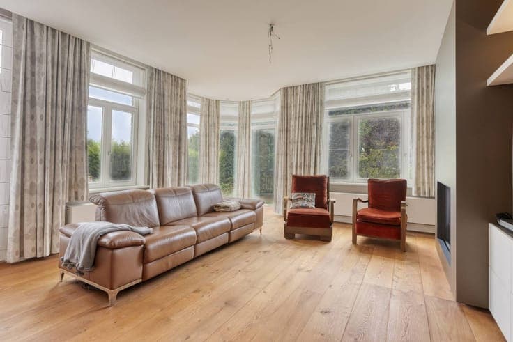 Classy house with 5 bedrooms, 3 bathrooms, garage and spacio