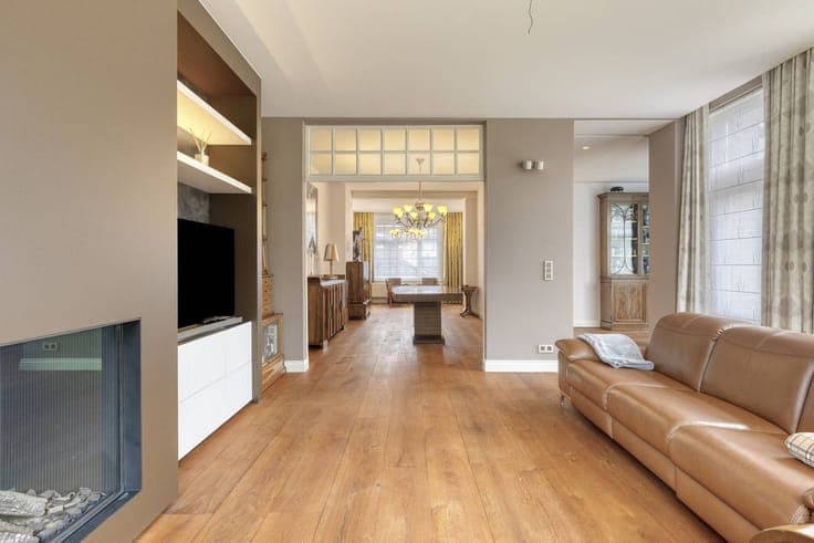 Classy house with 5 bedrooms, 3 bathrooms, garage and spacio