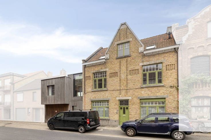 Classy house with 5 bedrooms, 3 bathrooms, garage and spacio
