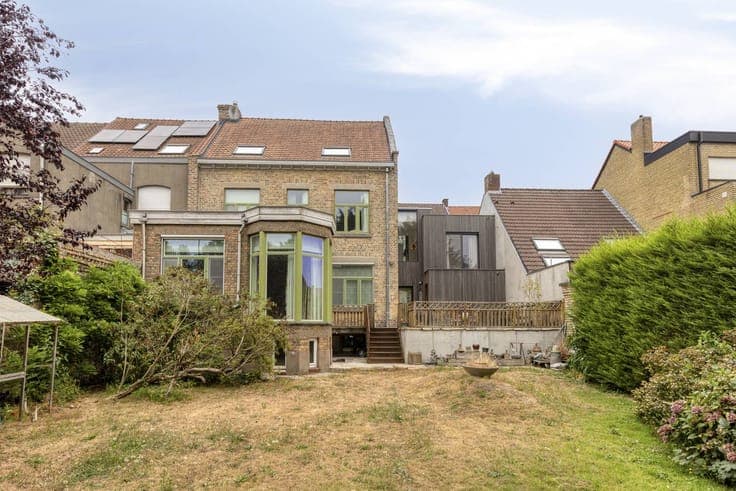 Classy house with 5 bedrooms, 3 bathrooms, garage and spacio