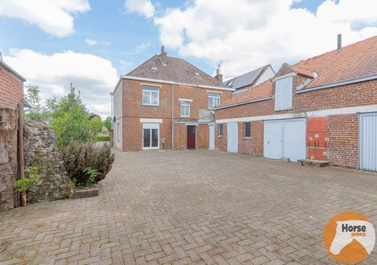 BURST - Te renoveren woning met tal van mogelijkheden