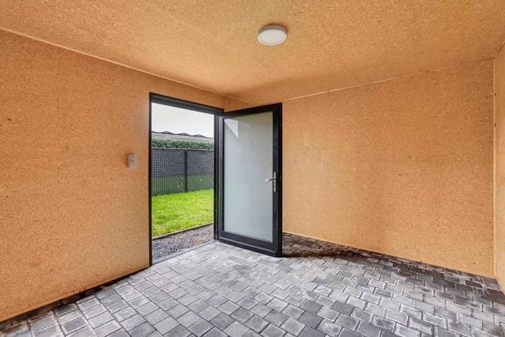 MODERNE BEN-WONING OP RUSTIGE LOCATIE AAN 2% REGISTRATIER...