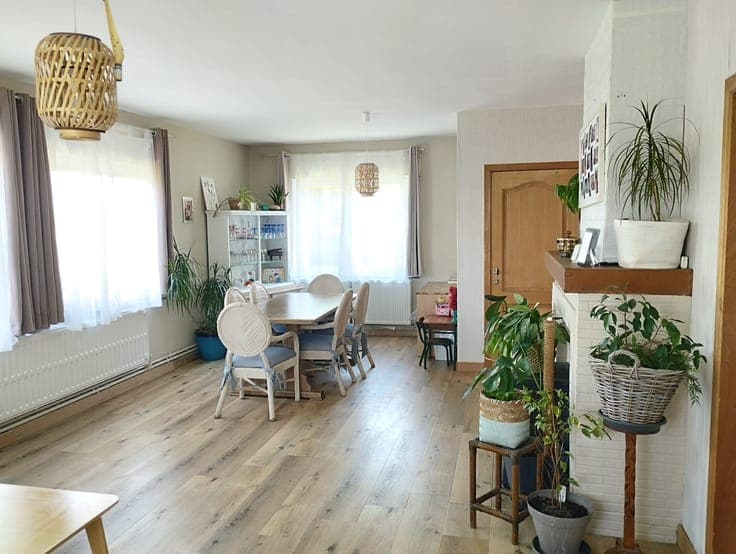 4-bedroom villa with a tree-lined garden
