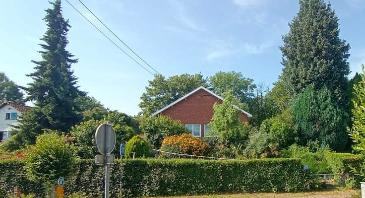 4-bedroom villa with a tree-lined garden