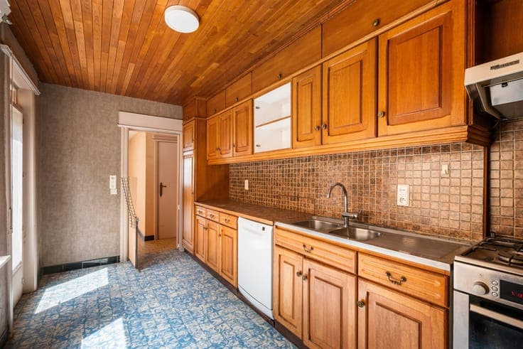 A home in need of renovation with 3 bedrooms, a city garden,