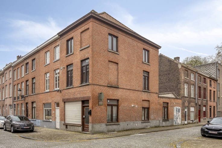 House to renovate for sale in Bruges near the Vesten