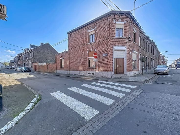 BONNE MAISON D'ANGLE AVEC GARAGE ET JARDIN