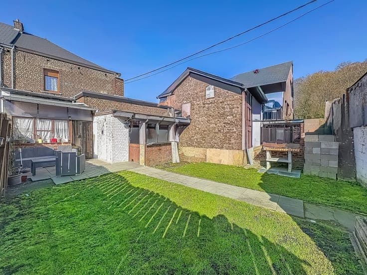 BONNE MAISON D'ANGLE AVEC GARAGE ET JARDIN